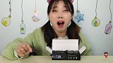 妹子拆箱吃“原味黑可可”咖色方块不起眼，苦似中药