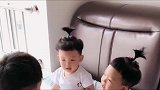 双胞胎兄弟打架，看三岁大哥是如何阻止这场战争的，小弟不服气