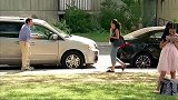 国外恶搞，街上现小女孩生吃死老鼠