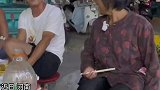 小伙们路边吃夜宵偶遇流浪大妈，邀请她一起吃