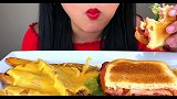 小姐姐吃芝士薯条和三明治，看起来超级有食欲啊