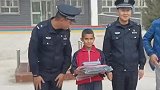 男孩放学捡手机交给警察，民警带着奖励到他学校，他满脸写着开心