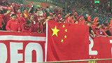 亚冠-上港球迷雨中哭泣 手举国旗不离不弃-花絮