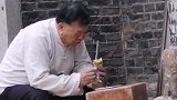 《家有儿女》胡一统近照曝光，脸上皱纹显老，街边角落啃饼太心酸