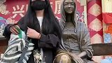 美女遇铜人活体行为艺术，本想坐下合张影，发现不对劲赶紧撤了