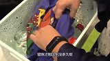 公园的流浪小奶猫被女子收养，女子举动非常有爱，画面令人暖心