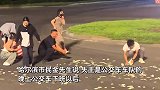 车辆行驶中一路“撒”钱，路人纷纷帮忙捡拾，拍摄者：东北人都活雷锋