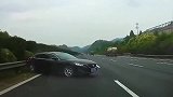 海马高速疾驰变道超车，坑人害己车辆失控横冲乱撞惨烈的一幕！