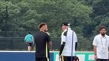 说什么了？内马尔和安帅短暂交流后离开训练场