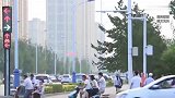 男子在博物院偷拍女游客裙底，被当场按倒在地，警方回应