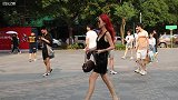 三里屯街拍，极品身材红发妹子，十厘米的高跟鞋逛街你会穿吗？