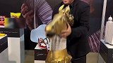 国外的独特艺术品，以为是雕像，实则全是纸叠成的