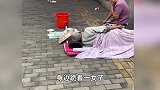 女子偶遇街边乞讨者“换班”，果断拍下视频当众揭穿，提醒路人不要上当