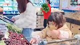 孩子偷吃超市的车厘子