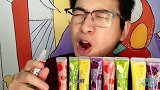 眼镜哥吃趣味零食“牙膏布丁”，晶莹果酱挤出来，水润酸甜超赞
