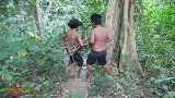 荒野小屁孩：兄弟二人丛林烤鱼，你一口我一口，看他们吃得真开心