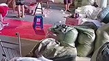 高温天气男子工作时突然中暑倒地，躺在地上浑身抽搐