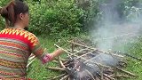 荒野美食，哪能少得了烤鱼呢，村姑吃的可欢了