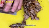 小伙子把两个蛋黄放在蛋壳中，用锅蒸，掰开吃一口太香了！