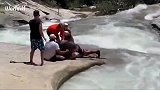 激流中救人！美国休班警察智救落水男子