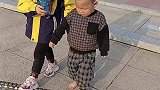 小朋友光脚走小石头