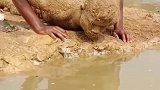 这哥们抓鱼技术真的厉害