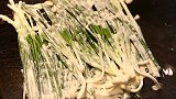韩国人是有多爱吃韭菜？这才是货真价实的韭菜饼，没见过这么吃的