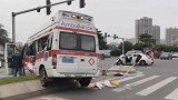 广东肇庆一救护车被小轿车撞变形 5人被困