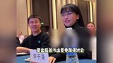 李子柒亮相研讨会，一身黑衣无框眼镜干练十足，微笑打招呼气质出众