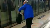 小朋友地铁站找不到妈妈，暖心大爷一直陪伴，使孩子有安全感！