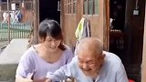 都九十多岁的人了，还像个孩子一样调皮老爷子太能做作了