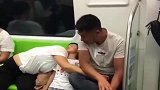 在地铁上无意中拍到这一幕，看样子这个男的和她们不是一家人！