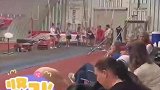 撑杆跳比赛男子起飞弹射失败，竹竿爆杆后抛下男子独自起飞