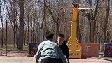 这样上篮有点困难，大哥这是把篮球当成乒乓球了吗，对他来说毫无