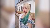 刀小刀穿吊带裙曝光真实身材，肩宽背厚赘肉明显，妆容俗气被嘲土