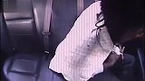 实拍男子警车内施展“缩骨功”脱手铐逃逸