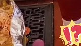 网友在家中吃饭时，突然看到这一幕