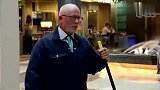 国外恶搞：清洁工大叔给路人讲东西，保安过来大叔就慌了！