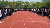 娇小老师参加运动会，被大个子学生抬过重点躺赢
