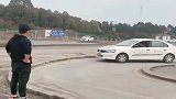 科目二练车遇上“人才”，教练直呼力不从心！
