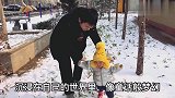 一岁宝宝第一次玩雪，兴奋的围着小区“撒野”，差点把鞋子跑丢