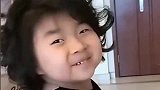 小女孩转眼变老太太，这么小的年纪太搞笑了，真是神童！