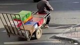 拉推车的搞笑操作，果然你大爷还是你大爷！