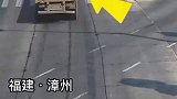 大货车车轮半路出走，兜兜转转竟绕了回来