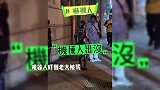 太抽象了！机器人路边吓到阿婆被骂到举双手投降，遭警员当场“逮捕”