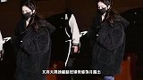 杨幂百花迎春晚会彩排，穿黑色毛绒大衣配开叉牛仔裤，温暖又减龄