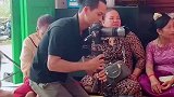 大妈：小伙子不实诚啊