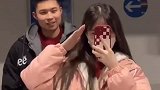 男生宠溺纠正女友敬礼姿势