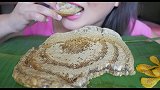小姐姐吃超级大的蜂巢蜜，看着感觉口味一般，实际上口感相当棒呀
