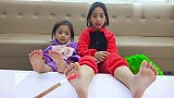 小萝莉的脚底被涂上了颜料